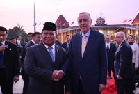 Sekretaris Kabinet Mayor Teddy Indra Wijaya mengonfirmasi pelantikan beberapa pejabat negara oleh Presiden Prabowo Subianto sore ini di Istana Negara, Jakarta. Potret Prabowo bersama Erdogan. (Foto: Tim Media Presiden)