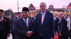 Sekretaris Kabinet Mayor Teddy Indra Wijaya mengonfirmasi pelantikan beberapa pejabat negara oleh Presiden Prabowo Subianto sore ini di Istana Negara, Jakarta. Potret Prabowo bersama Erdogan. (Foto: Tim Media Presiden)