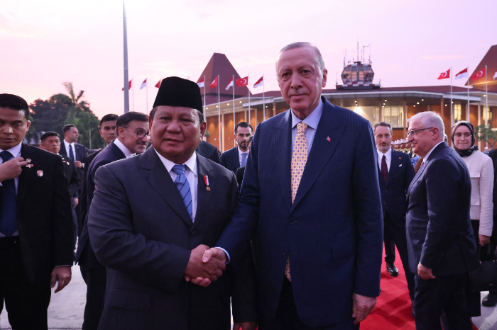 Sekretaris Kabinet Mayor Teddy Indra Wijaya mengonfirmasi pelantikan beberapa pejabat negara oleh Presiden Prabowo Subianto sore ini di Istana Negara, Jakarta. Potret Prabowo bersama Erdogan. (Foto: Tim Media Presiden)