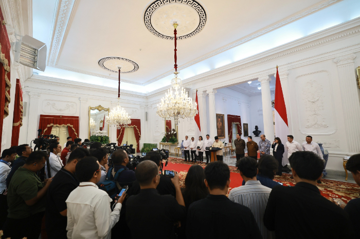 Presiden Prabowo Subianto mengumumkan kebijakan baru yang mewajibkan pengusaha untuk menyimpan seluruh devisa hasil ekspor sumber daya alam di bank-bank Indonesia mulai 1 Maret 2025. Kebijakan ini bertujuan untuk memperkuat perekonomian Indonesia dengan meningkatkan cadangan devisa dan stabilitas mata uang rupiah.
