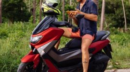 Ketika motor dimatikan dalam posisi miring, oli dalam mesin tidak berada pada posisi yang optimal. (Dok. Freepik) 