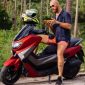 Ketika motor dimatikan dalam posisi miring, oli dalam mesin tidak berada pada posisi yang optimal. (Dok. Freepik) 