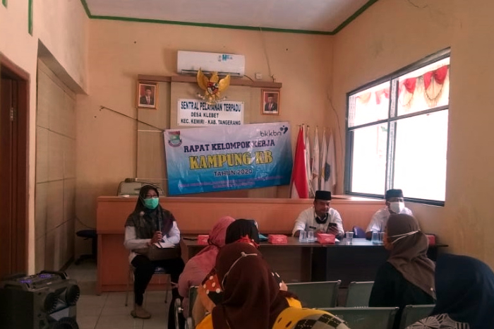 Potret suasanan Kantor Desa Klebet Kecamatan Kemiri, Kabupaten Tangerang, Banten dalam sebuah rapat terkait program keluarga berencana, Rabu, (26/8/2020). (Foto: Istimewa)