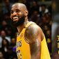 LeBron James menambah keunggulan Lakers dengan tembakan dua angka, dan dua free throw dari LeBron memastikan kemenangan Lakers dengan skor akhir 111-102. (Foto: instagram.com/lakers)
