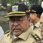 Rano Karno mengenakan baju safari cokelat, mengawasi pengerukan Kali Krukut menggunakan alat berat, sambil memberikan acungan jempol dan tersenyum. (Foto: Istimewa)