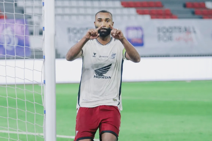 Pemain PSM Makassar, Yuran Fernandes, merayakan gol yang membawa timnya menyamakan kedudukan 1-1 menjelang babak pertama berakhir. (instagram.com/psm_makassar)