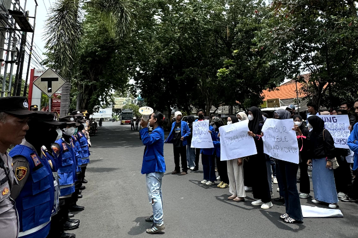 PMII Lamongan mengadakan aksi demonstrasi di depan Kejaksaan Negeri dan DPRD Lamongan, pada 17 Februari 2025. Mereka menuntut transparansi penggunaan dana hibah untuk pembangunan gedung Pemkab Lamongan, yang diduga disalahgunakan. PMII mendesak agar penyelidikan lebih lanjut dilakukan dan meminta sanksi tegas bagi pejabat yang terlibat. Aksi ini juga menyoroti pentingnya pengembalian uang negara yang dikorupsi untuk kepentingan masyarakat.