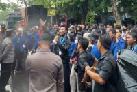 Aksi demonstrasi PMII Lamongan di depan Kantor Kejaksaan Negeri dan DPRD Lamongan, menuntut transparansi anggaran dan penegakan hukum terkait dugaan korupsi dana hibah pembangunan Pemkab Lamongan. (Dok. PMII Lamongan)