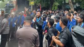 Aksi demonstrasi PMII Lamongan di depan Kantor Kejaksaan Negeri dan DPRD Lamongan, menuntut transparansi anggaran dan penegakan hukum terkait dugaan korupsi dana hibah pembangunan Pemkab Lamongan. (Dok. PMII Lamongan)