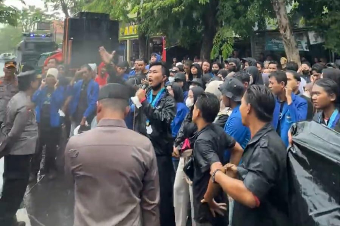 Aksi demonstrasi PMII Lamongan di depan Kantor Kejaksaan Negeri dan DPRD Lamongan, menuntut transparansi anggaran dan penegakan hukum terkait dugaan korupsi dana hibah pembangunan Pemkab Lamongan. (Dok. PMII Lamongan)