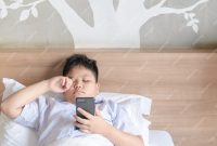 Handphone telah menjadi bagian tak terpisahkan dari kehidupan sehari-hari, termasuk bagi anak-anak (Dok. Freepik) 