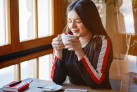 Kopi hitam dapat meningkatkan metabolisme tubuh dan membantu proses pembakaran lemak (Dok. Freepik) 