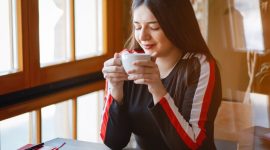 Kopi hitam dapat meningkatkan metabolisme tubuh dan membantu proses pembakaran lemak (Dok. Freepik) 