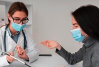 Foto: Ilustrasi petugas kesehatan memeriksa warga dalam program Cek Kesehatan Gratis (CKG) di Puskesmas, bagian dari upaya pemerintah meningkatkan layanan kesehatan. (Freepik)