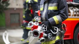 Foto ilustrasi petugas Damkar Lebak saat menengahi pasangan suami istri yang cekcok di tempat umum setelah mereka menerima laporan dugaan KDRT. (Freepik)