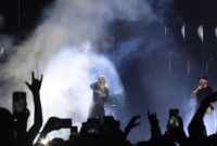 Mike Shinoda mengucapkan terima kasih kepada penggemar dan mendukung anggota baru Linkin Park, Emily Armstrong dan Colin Brittain, di konser Jakarta. (facebook.com/linkinpark)