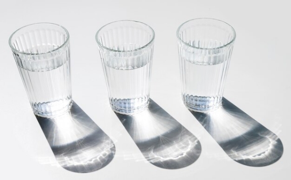 Dehidrasi adalah salah satu masalah yang sering terjadi saat puasa, terutama jika tubuh tidak mendapatkan cukup cairan saat sahur dan berbuka. (Dok. Freepik) 