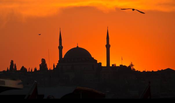 Keberkahan malam Nuzulul Quran juga disebutkan dalam QS. Al-Dukhan: 3, “Sesungguhnya Kami menurunkannya pada suatu malam yang diberkahi.” (Isitmewa)