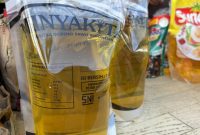 Menteri Pertanian (Mentan) Andi Amran Sulaiman meminta perusahaan Minyakkita disegel dan ditutup buntuk ditemukan takaran dikurangi dan harga jual tidak sesuai HET Pemerintah. Potret Minyakita. (Istimewa)