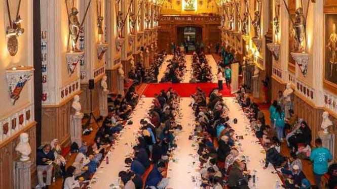 Raja Charles tunjukkan toleransi beragama dengan buka puasa bersama Muslim di Inggris, adzan pertama kali bergema di Kastil Windsor, Sabtu (8/3/2025). (Foto: Istimewa)