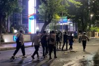 Demo tolak Revisi UU TNI di Surabaya, Jawa Timur berakhir ricuh. (NET)