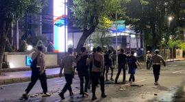 Demo tolak Revisi UU TNI di Surabaya, Jawa Timur berakhir ricuh. (NET)