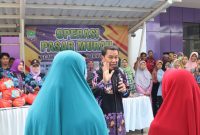 Bupati Tangerang Maesyal Rasyid meninjau pelaksanaan program Gerakan Pangan Murah Bazar murah sembako yang sedang berlangsung. (Dok. Istimewa) 