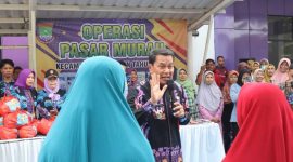 Bupati Tangerang Maesyal Rasyid meninjau pelaksanaan program Gerakan Pangan Murah Bazar murah sembako yang sedang berlangsung. (Dok. Istimewa) 