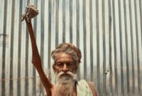 Amar Bharati, petapa India yang mengangkat tangan kanannya sejak tahun 1973. (X.com/@PicturesFoIder)