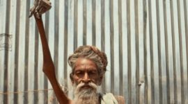 Amar Bharati, petapa India yang mengangkat tangan kanannya sejak tahun 1973. (X.com/@PicturesFoIder)