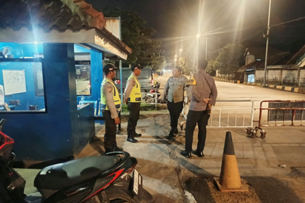 Polsek Bojonegara lakukan patroli malam sambang dialogis di perumahan, perusahaan, dan pelabuhan untuk jaga keamanan dan ketertiban. (Dok. Polsek Bojonegara)