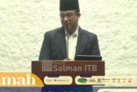 Anies Baswedan beri ceramah di ITB, serukan mahasiswa untuk terlibat aktif dalam demokrasi dan pentingnya berpikir kritis untuk masa depan bangsa. (TL YouTube Masjib Salman ITB)