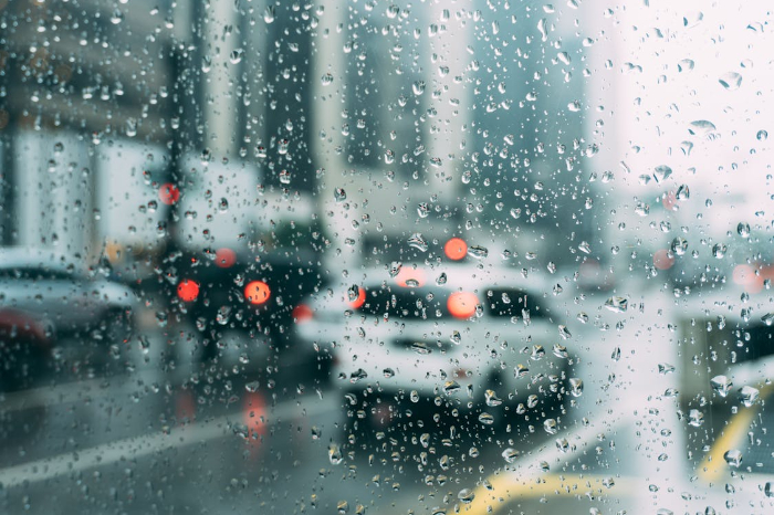 BMKG mengingatkan masyarakat untuk waspada terhadap cuaca ekstrem, termasuk hujan lebat, petir, banjir rob, dan gelombang tinggi. (Ilustrasi: pexels.com/@hikaique)