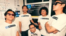 Foto memperlihatkan kelima personil D'Masiv berdiri di depan plakat nama halte TransJakarta yang baru, 