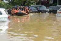 Banjir merendam Mega Mall di Bekasi, Jawa Barat, para pedagang kewalahan selamatkan barang dagangannya, kini evakuasi masih berlangsung. (Istimewa)