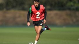 Bek Arsenal Benjamin William White alias Ben White saat latihan menjelang kunjungan mereka ke kandang PSV Eindhoven dalam lanjutan Babak 16 Besar Liga Champions. (Foto: facebook.com/Arsenal)