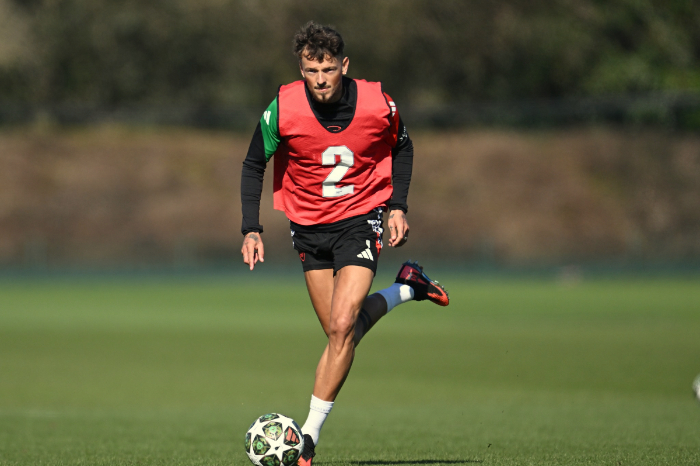 Bek Arsenal Benjamin William White alias Ben White saat latihan menjelang kunjungan mereka ke kandang PSV Eindhoven dalam lanjutan Babak 16 Besar Liga Champions. (Foto: facebook.com/Arsenal)