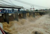 Tinggi muka air Sungai Ciliwung di Bendung Katulampa mencapai 80 cm dengan status Siaga 4, sementara cuaca di Puncak tampak mendung. (Istimewa)