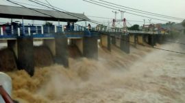 Tinggi muka air Sungai Ciliwung di Bendung Katulampa mencapai 80 cm dengan status Siaga 4, sementara cuaca di Puncak tampak mendung. (Istimewa)