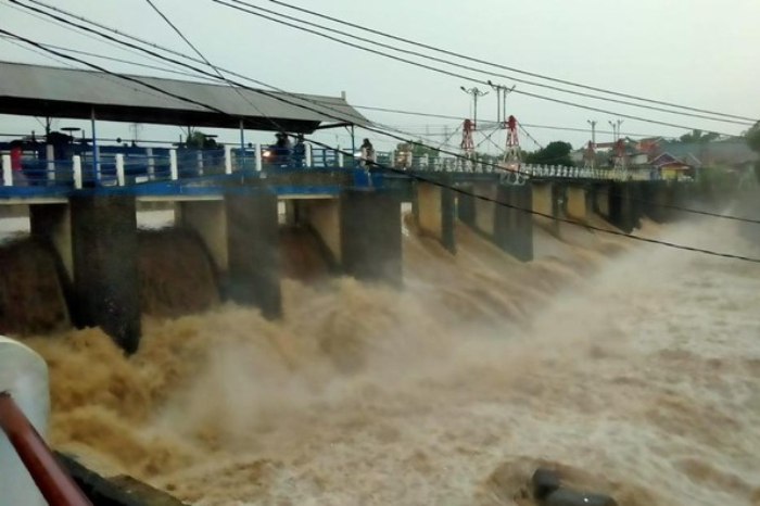Tinggi muka air Sungai Ciliwung di Bendung Katulampa mencapai 80 cm dengan status Siaga 4, sementara cuaca di Puncak tampak mendung. (Istimewa)