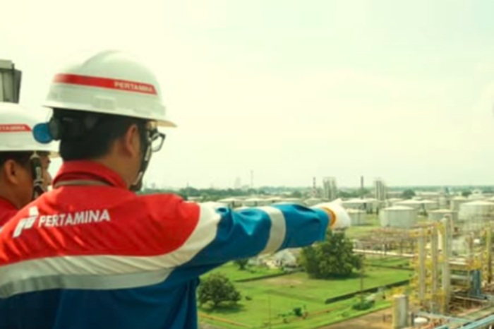 Ilustrasi mengenai skandal korupsi di PT Pertamina, termasuk pengoplosan BBM, pengadaan LNG tanpa kajian, hingga penggelapan dana pensiun yang merugikan negara.