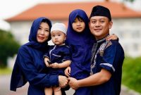 Ustaz Derry Sulaiman bahagia banyak figur publik, seperti Bobon Santoso, mendapatkan hidayah dan memeluk Islam di bulan Ramadan tahun 2025. Potret Bobon Santoso dan keluarga. (Foto: Instagram/@bobonsantoso)