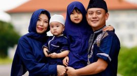 Ustaz Derry Sulaiman bahagia banyak figur publik, seperti Bobon Santoso, mendapatkan hidayah dan memeluk Islam di bulan Ramadan tahun 2025. Potret Bobon Santoso dan keluarga. (Foto: Instagram/@bobonsantoso)