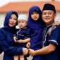 Ustaz Derry Sulaiman bahagia banyak figur publik, seperti Bobon Santoso, mendapatkan hidayah dan memeluk Islam di bulan Ramadan tahun 2025. Potret Bobon Santoso dan keluarga. (Foto: Instagram/@bobonsantoso)