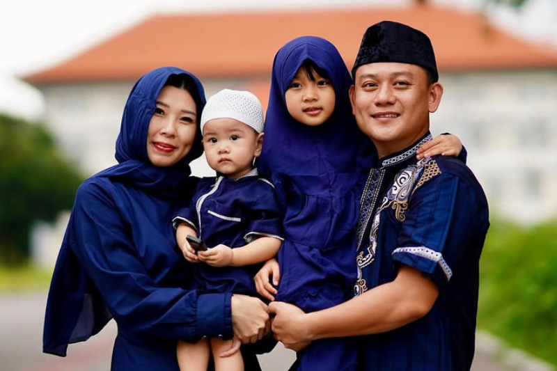 Ustaz Derry Sulaiman bahagia banyak figur publik, seperti Bobon Santoso, mendapatkan hidayah dan memeluk Islam di bulan Ramadan tahun 2025. Potret Bobon Santoso dan keluarga. (Foto: Instagram/@bobonsantoso)