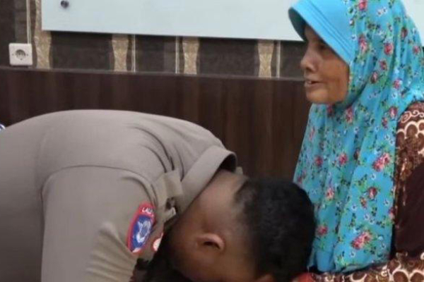 Bripka Aldian Janu Rambe minta maaf kepada Nurhayati, Ibu dari wanita ODGJ bernama Evi yang ditendang kepalanya karena Evi membakar motor. Kini dia ditahan untuk pemeriksaan lebih lanjut. (Dok. Polres Labuhanbatu)
