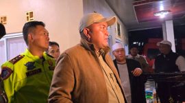 Bupati Bogor, Rudy Sumanto, memberikan bantuan pangan dan uang tunai kepada warga terdampak banjir bandang di Cisarua, didampingi Wakil Ketua DPRD Wawan Hikal Kurdi. (Diskominfo Kabupaten Bogor)