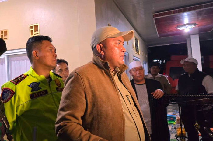 Bupati Bogor, Rudy Sumanto, memberikan bantuan pangan dan uang tunai kepada warga terdampak banjir bandang di Cisarua, didampingi Wakil Ketua DPRD Wawan Hikal Kurdi. (Diskominfo Kabupaten Bogor)