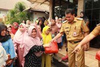 Bupati Tangerang, Moch. Maesyal Rasyid, meninjau pelaksanaan Gerakan Pangan Murah di Kecamatan Balaraja, berdialog dengan warga penerima manfaat. (Istimewa)