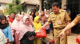 Bupati Tangerang, Moch. Maesyal Rasyid, meninjau pelaksanaan Gerakan Pangan Murah di Kecamatan Balaraja, berdialog dengan warga penerima manfaat. (Istimewa)